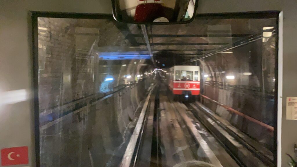 世界で2番目に古く、最も短い地下鉄Tünel（テュネル）
