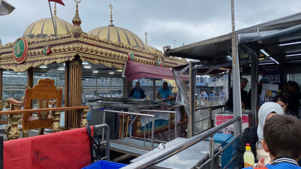 エミニョニュ地区（Eminönü）のガラタ橋でサバサンド