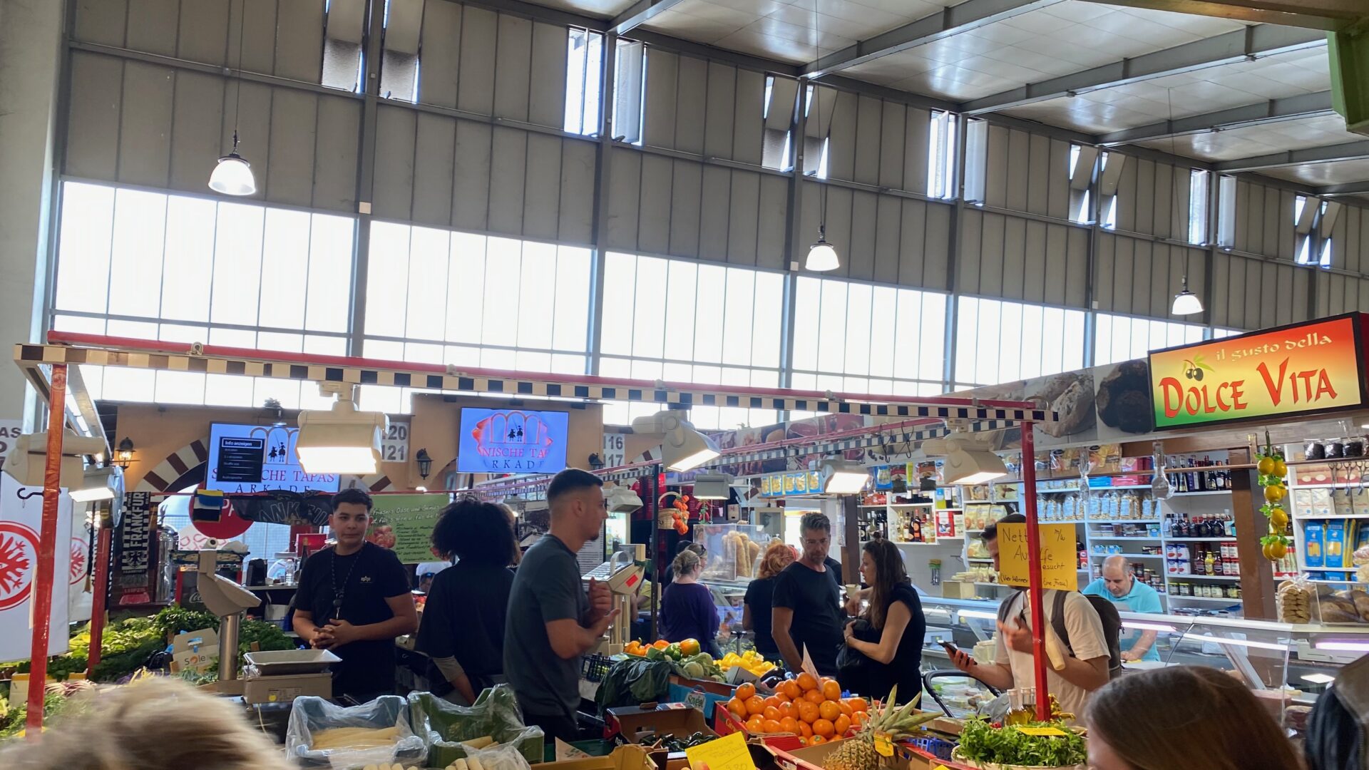 歴史ある市場「クラインマルクトハレ」で食べ歩き
