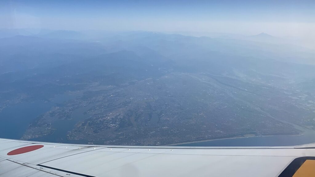 飛行機は富士山などの絶景を見ながら東京・羽田空港へ