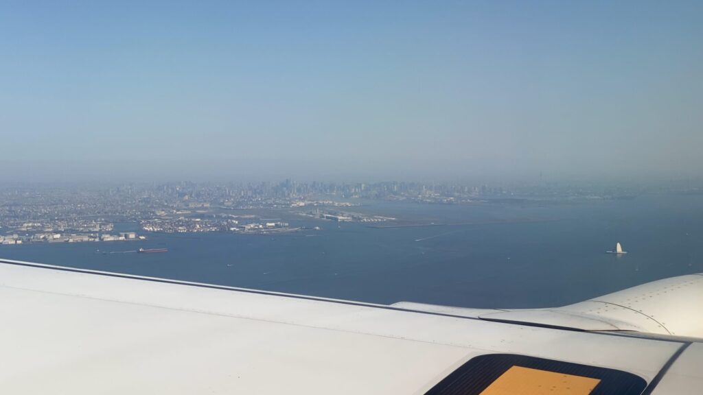 飛行機は富士山などの絶景を見ながら東京・羽田空港へ