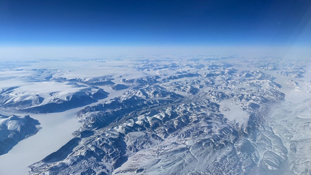 グリーンランド上空の絶景を眺める