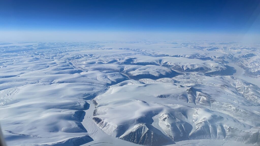 グリーンランド上空の絶景を眺める