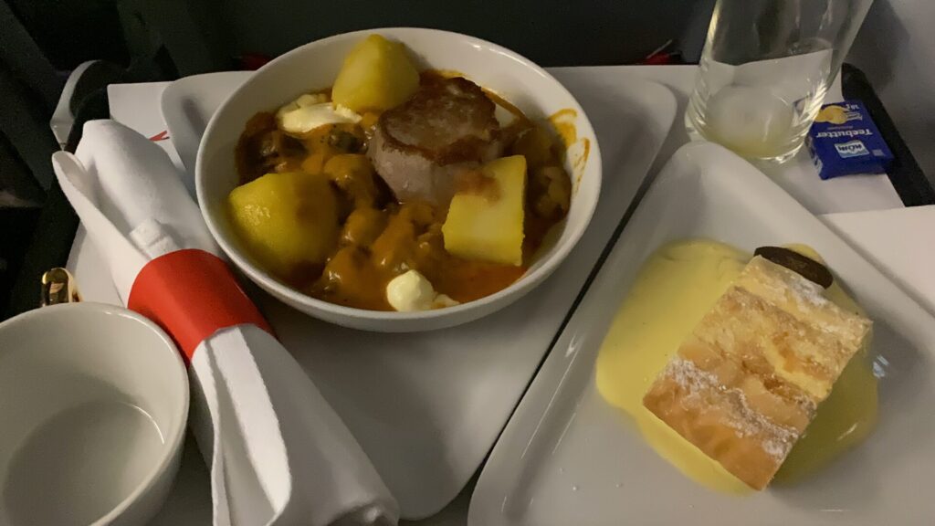 オーストリア航空ビジネスクラスの機内食-豪華なステーキがサーブされる