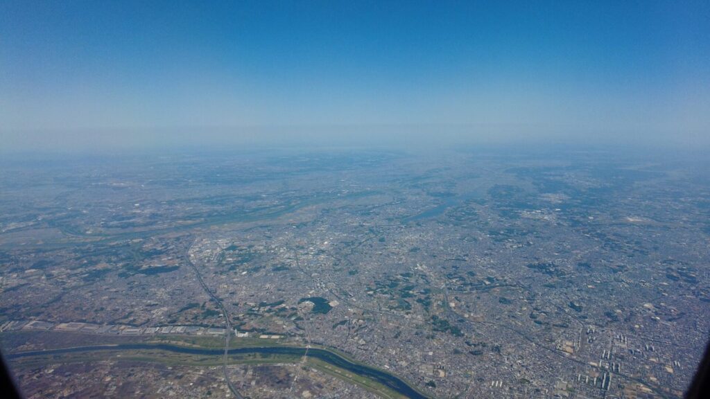 2階席から羽田空港を眺めつつ、C滑走路から離陸
