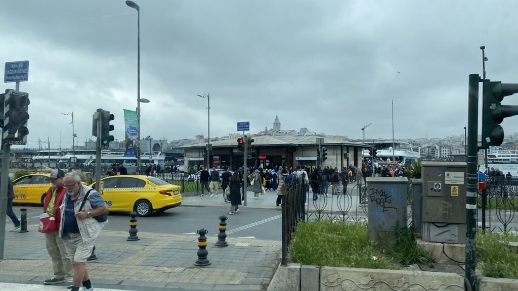 クルーズ乗り場はガラタ橋のすぐ横：トラムEminönü電停からすぐ