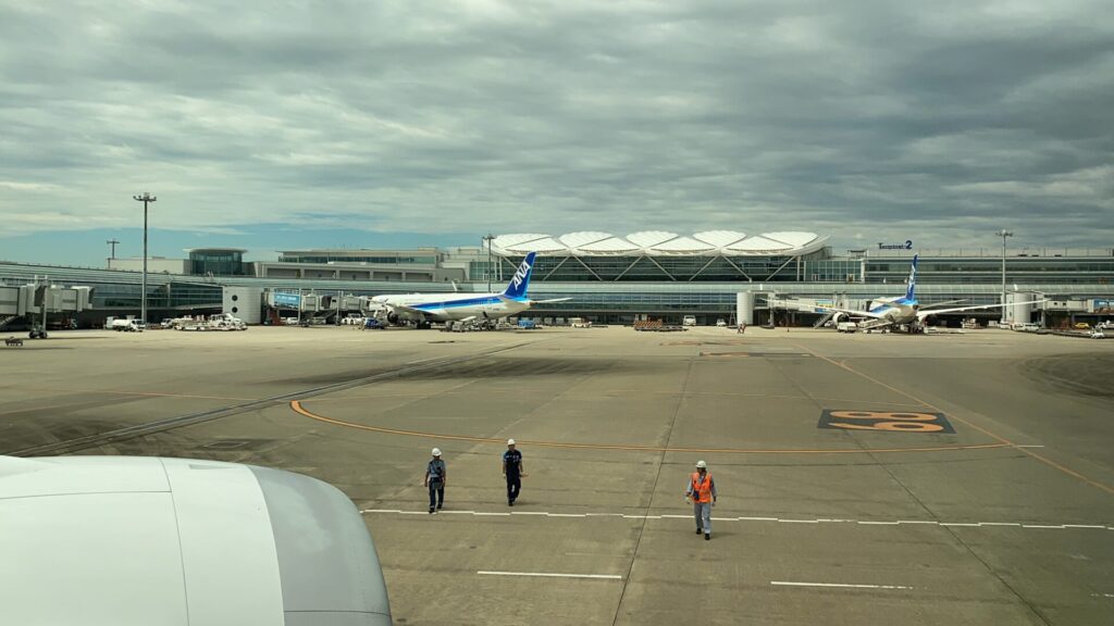 飛行機は誘導路へ、しばらく待機して離陸