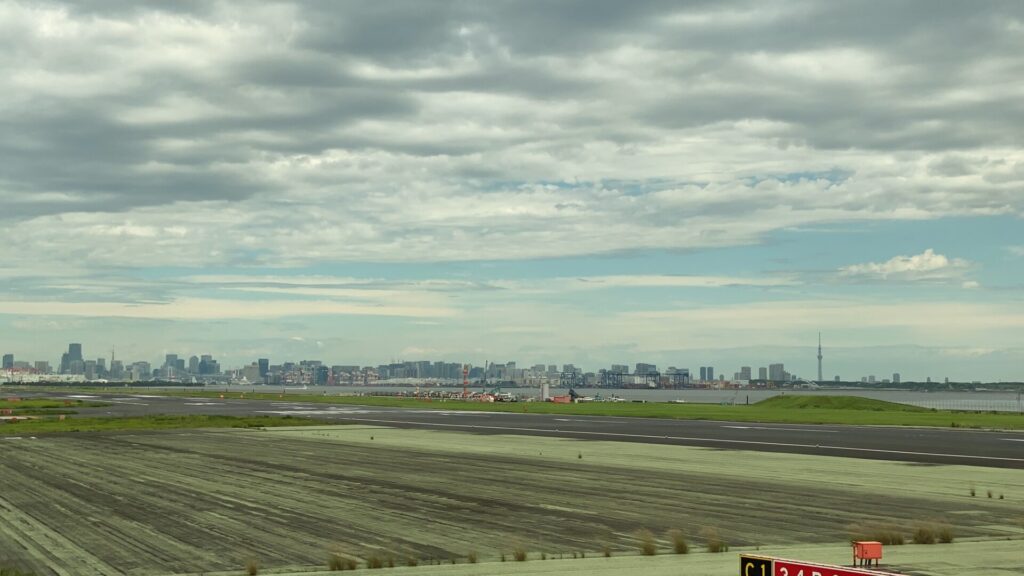 飛行機は誘導路へ、しばらく待機して離陸