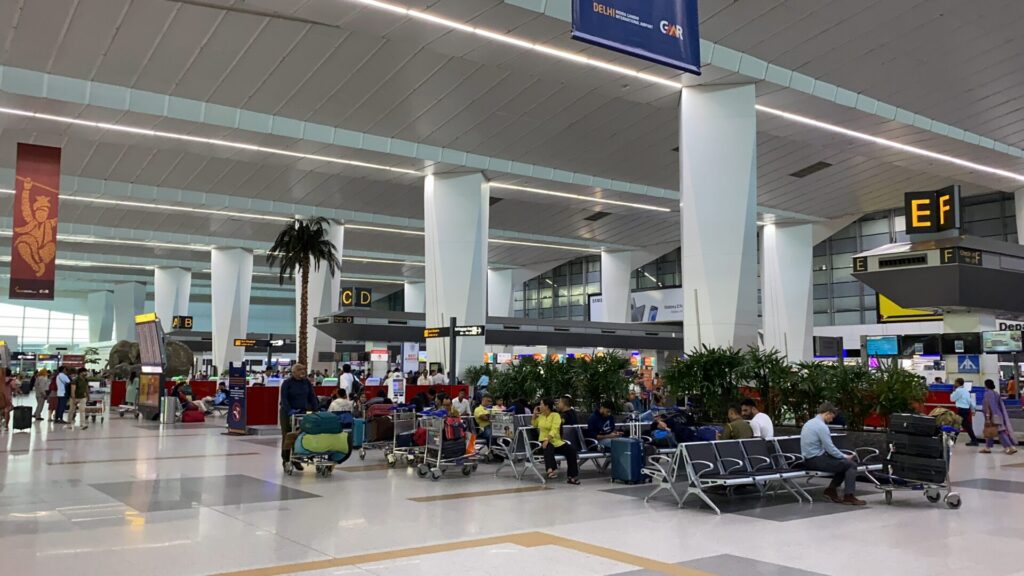 朝から空港へ 朝から大行列の保安検査場