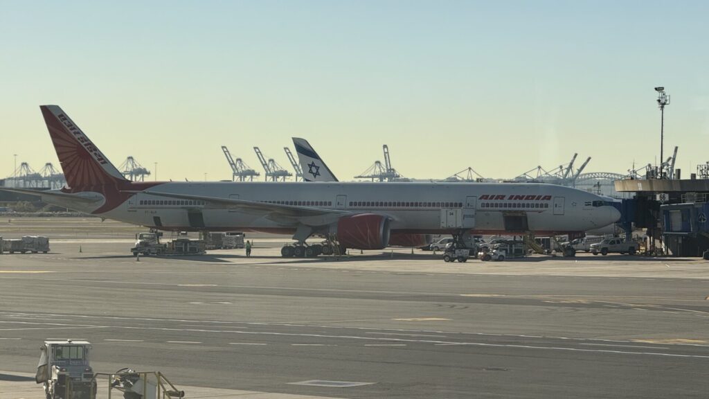 早朝に起きて作業 朝のニューアーク・リバティ国際空港へ