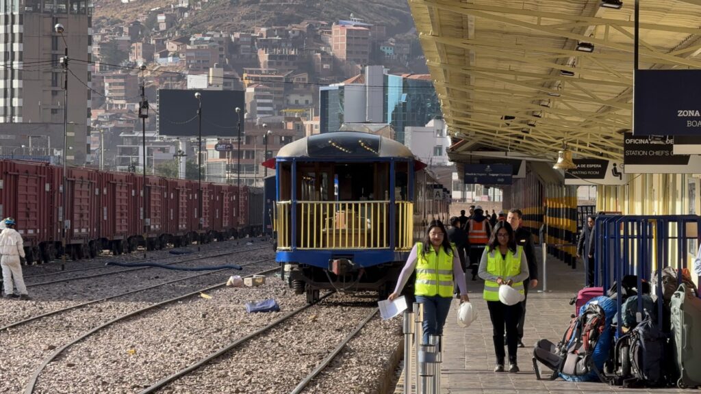 ホテルをチェックアウトし、ワンチャック駅へ