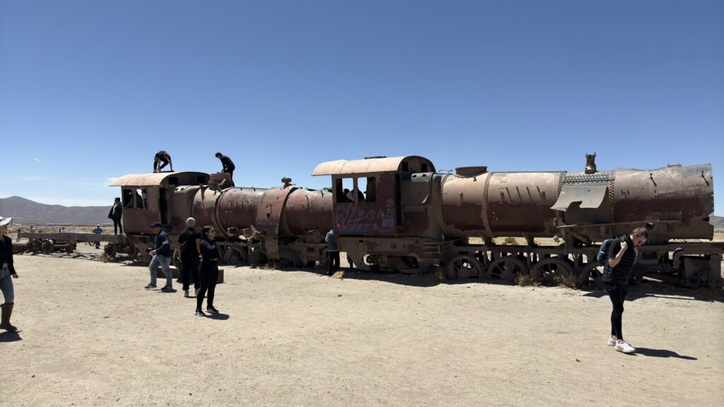 ウユニ塩湖ツアーに出発　まずは列車の墓場へ