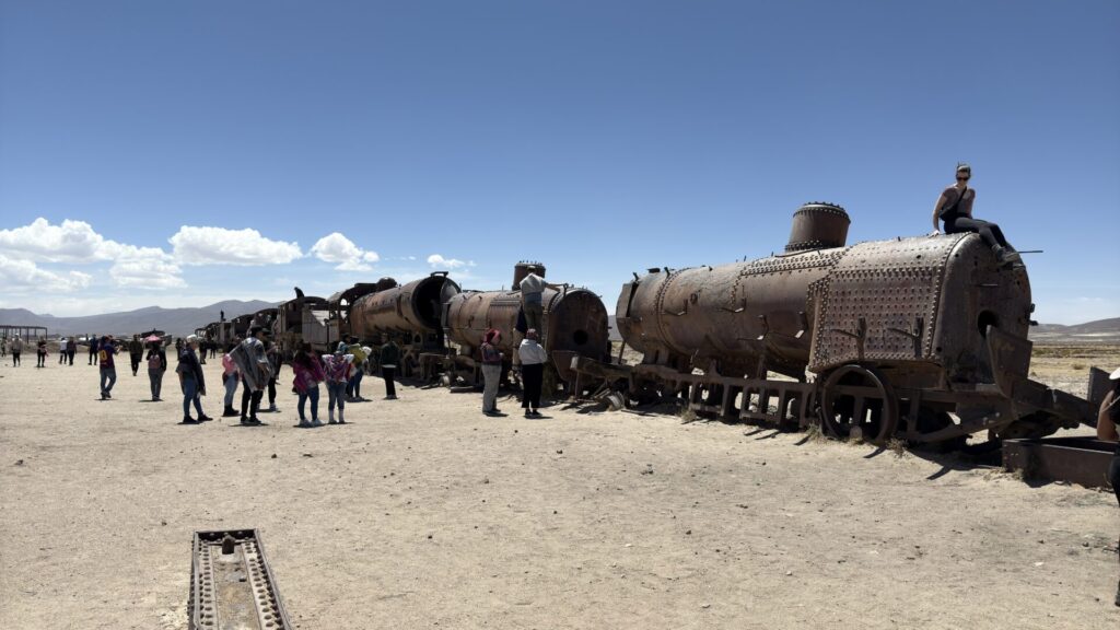 ウユニ塩湖ツアーに出発　まずは列車の墓場へ