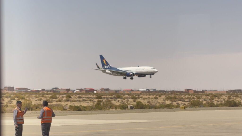 ボリビアーナ航空でウユニからラパスへ　早速1時間半の遅延