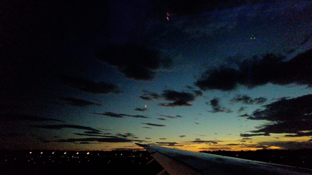 千葉県の夜景を見ながら成田空港を離陸