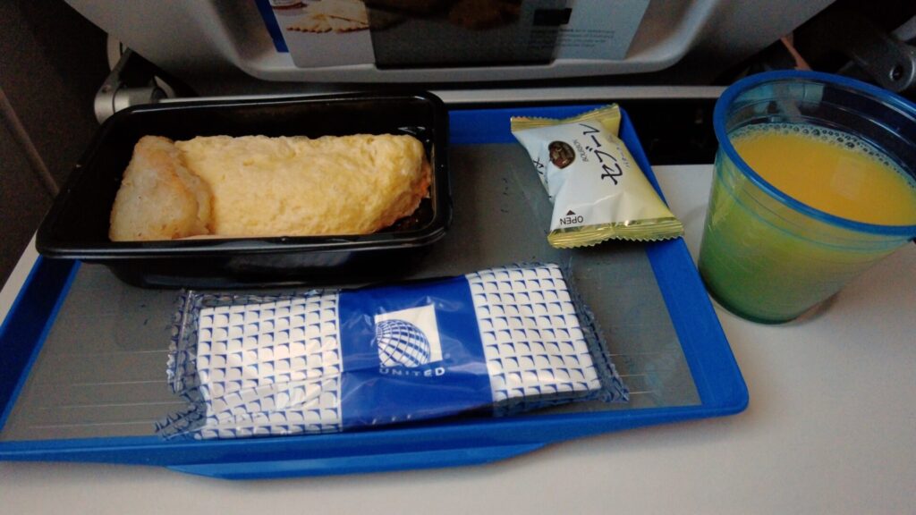 トロント上空からアメリカ上空へ、着陸前の機内食サービス