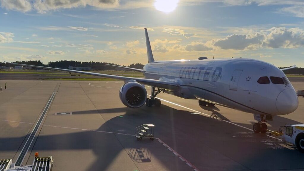 ユナイテッド航空が次から次へと出発する、成田空港の夕方