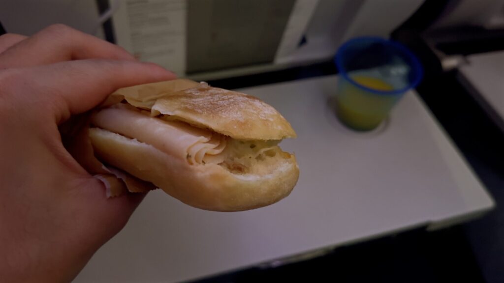 途中で間食のサンドイッチが配られる