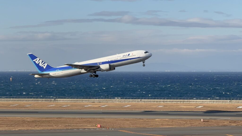 中部国際空港を離陸するB767