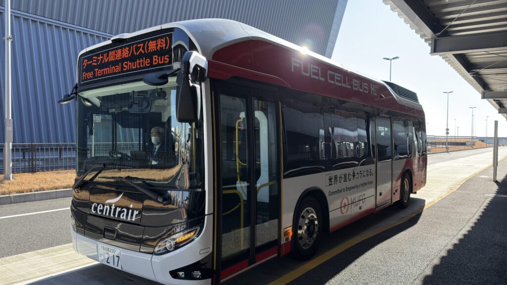 第2ターミナル連絡バスとして燃料電池バスを運転中